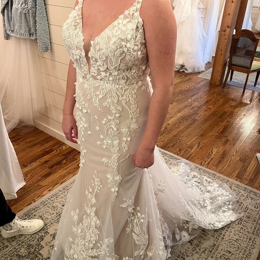 Elegant Lace Wedding Gown
